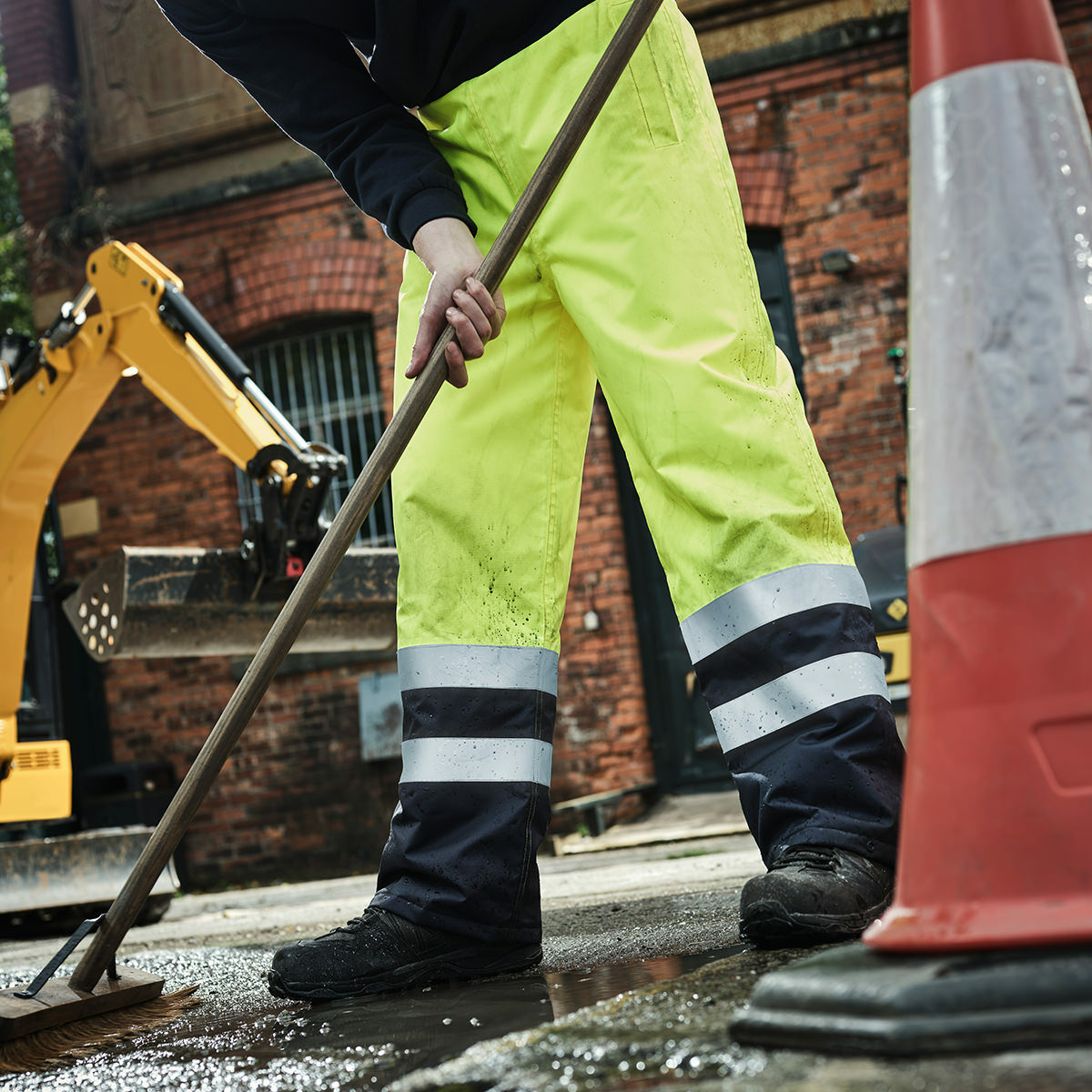 Pro hi-vis insulated overtrousers
